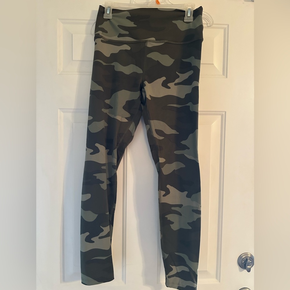 NWOT Victoria’s Secret Pink Camo Leggings